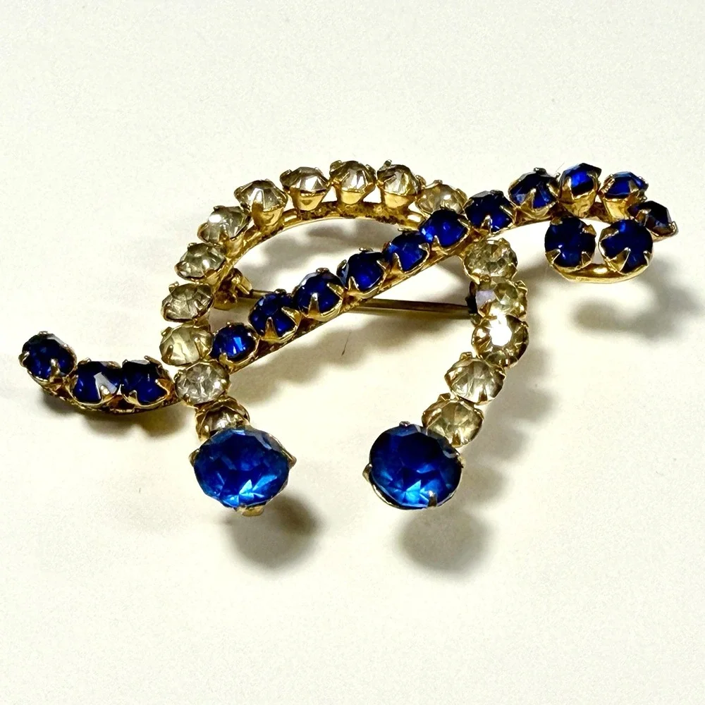 VTG MCM Horseshoe Ribbon Brooch Sapphire Blue Clear Rhinestone Gold Tone 2.25